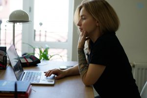 Wat is het beste besturingssysteem voor je computer Deutschland xvrouw in zwart t shirt met behulp van laptopcomputer 300x200 - Wat is het beste besturingssysteem voor je computer-Deutschland-xvrouw-in-zwart-t-shirt-met-behulp-van-laptopcomputer