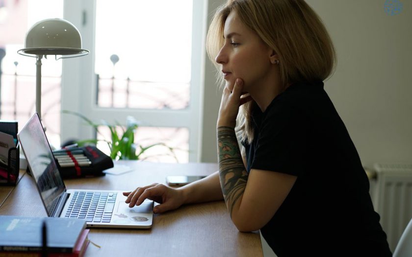 Wat is het beste besturingssysteem voor je computer Deutschland xvrouw in zwart t shirt met behulp van laptopcomputer 840x525 - Wat is het beste besturingssysteem voor je computer