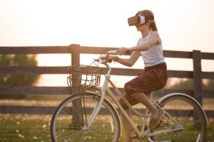 Virtual reality als nieuwe werkelijkheid Deutschland meisje draagt vr vak rijden fiets in gouden uur 300x200 - Virtual reality als nieuwe werkelijkheid- Deutschland-meisje-draagt-vr-vak-rijden-fiets-in-gouden-uur