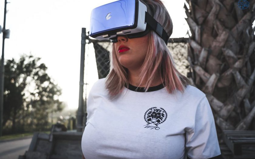 Virtual reality films maken Deutschland xfotografie of a vrouw gekleed in virtual reality headset 840x525 - Virtual-reality-films maken