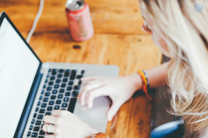 Kan een computerrechter eerlijk zijn Deutschland meisje dat zich op haar laptop concentreert voor het controleren van sommige bestanden 300x200 - Kan een computerrechter eerlijk zijn-Deutschland-meisje-dat-zich-op-haar-laptop-concentreert-voor-het-controleren-van-sommige-bestanden